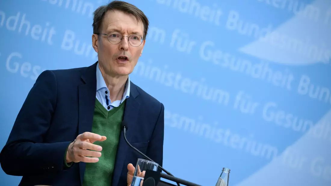Bundesgesundheitsminister Karl Lauterbach (SPD) will die Arztpraxen entlasten. - Bild: Bernd von Jutrczenka/dpa