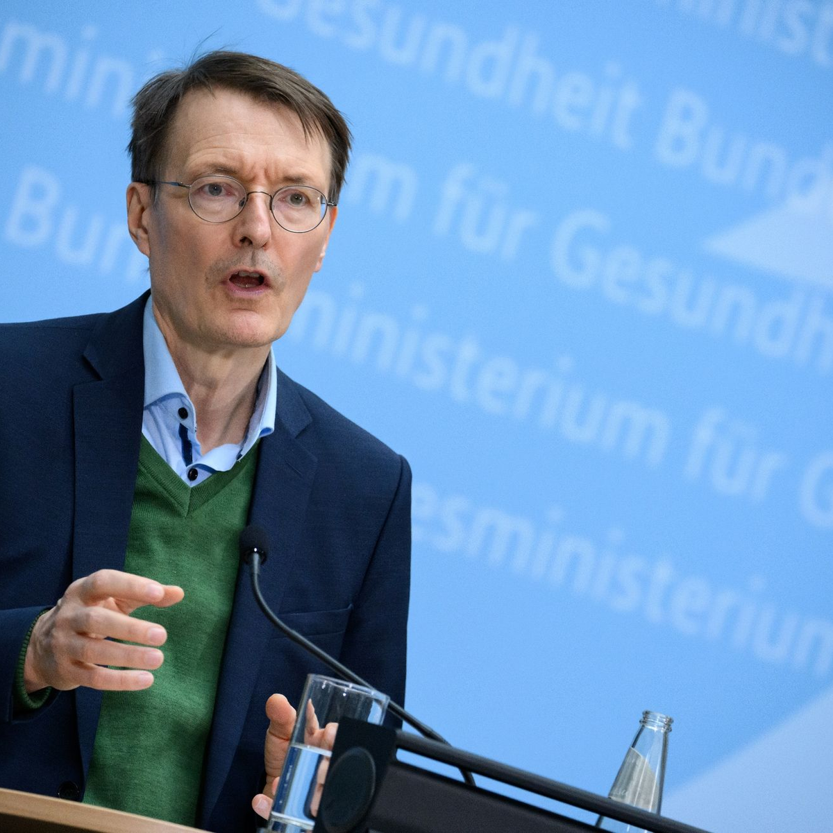 Bundesgesundheitsminister Karl Lauterbach (SPD) will die Arztpraxen entlasten. - Foto: Bernd von Jutrczenka/dpa