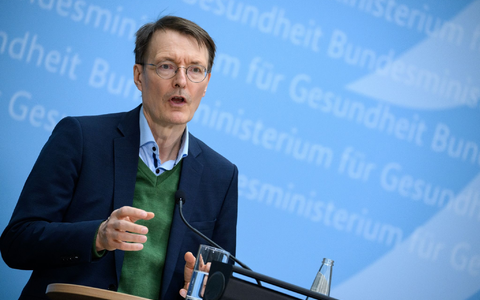 Bundesgesundheitsminister Karl Lauterbach (SPD) will die Arztpraxen entlasten. - Foto: Bernd von Jutrczenka/dpa