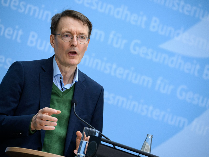 Bundesgesundheitsminister Karl Lauterbach (SPD) will die Arztpraxen entlasten. - Foto: Bernd von Jutrczenka/dpa