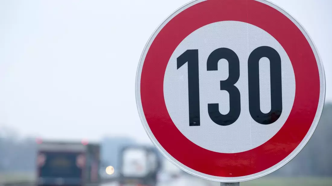 Ein Tempolimit von 130 Kilometern pro Stunde in Deutschland würde nach Meinung der Verkehrswacht auch viele schwere Unfälle verhindern können. - Bild: Jens Büttner/zb/dpa