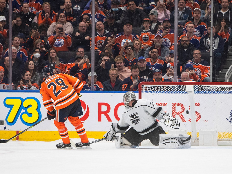Leon Draisaitl wird von den Oilers-Fans gefeiert. - Foto: Jason Franson/The Canadian Press/AP/dpa