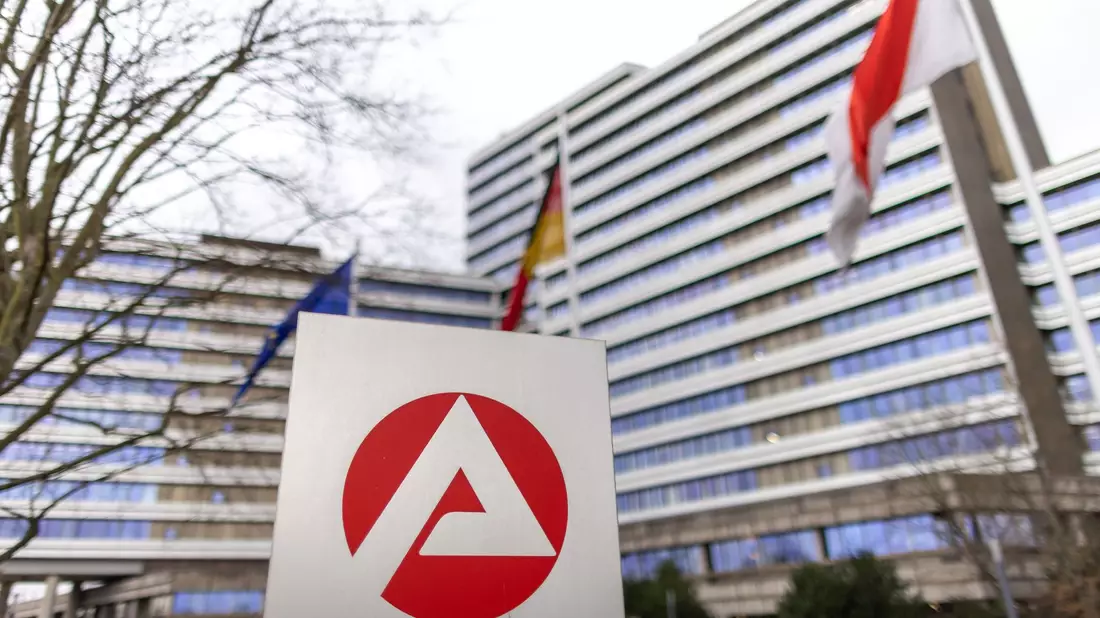 Die Bundesagentur für Arbeit (BA) in Nürnberg. Die Arbeitslosenquote ist leicht gesunken. - Bild: Daniel Karmann/dpa