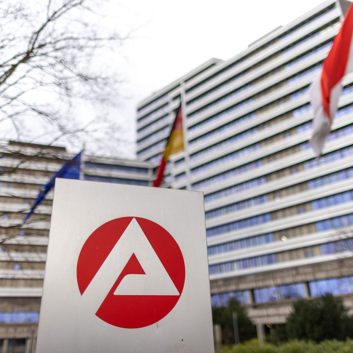 Die Bundesagentur für Arbeit (BA) in Nürnberg. Die Arbeitslosenquote ist leicht gesunken. - Foto: Daniel Karmann/dpa