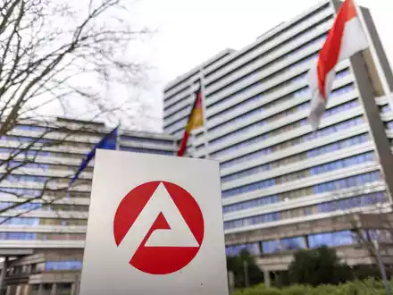 Die Zahl der Arbeitslosen sinkt im April leicht (Archivbild).  - Foto: Daniel Karmann/dpa