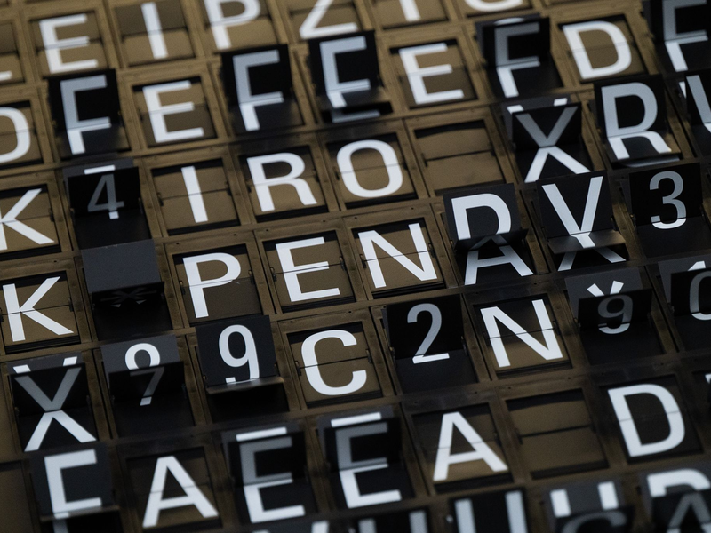 Jets von Lufthansa und AirBaltic auf dem Flughafen Frankfurt.  - Foto: Sebastian Gollnow/dpa