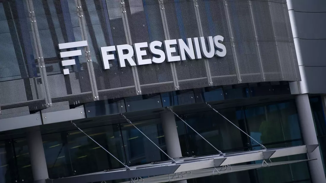 Das Fresenius-Management hebt seinen Ergebnisausblick für das laufende Jahr an. - Bild: Emily Wabitsch/dpa