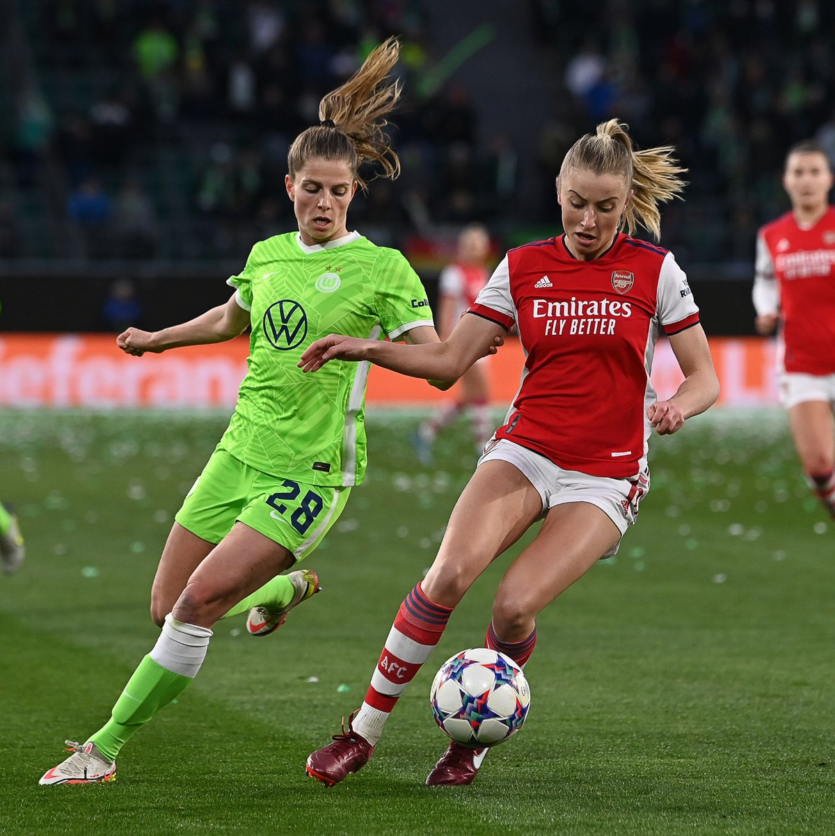 Dänemarks Rasmus Höjlund (l) und Englands Marc Guehi liefern sich ein Kopfballduell. - Foto: Swen Pförtner/dpa