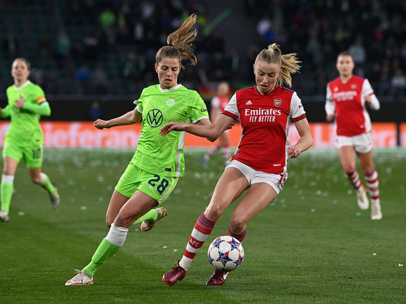 Kölns Denis Huseinbasic (l) versucht den Ball gegen Wolfsburgs Aster Vranckx zu behaupten. - Foto: Swen Pförtner/dpa