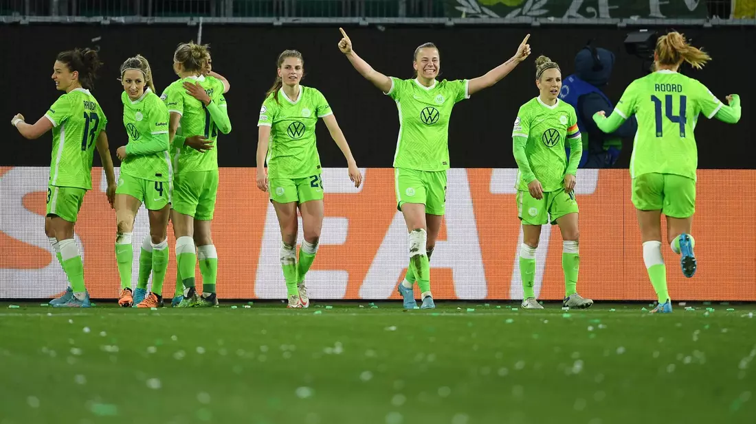 Alexandra Popp (r) erhöhte für Wolfsburg auf 2:0. - Bild: Swen Pförtner/dpa