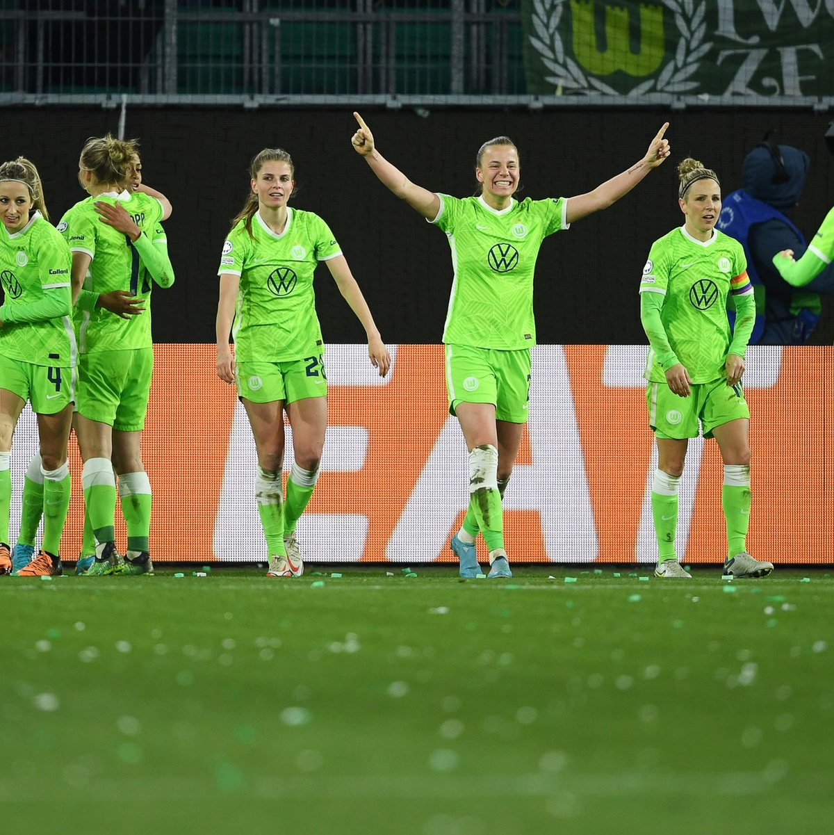 Alexandra Popp (r) erhöhte für Wolfsburg auf 2:0. - Foto: Swen Pförtner/dpa