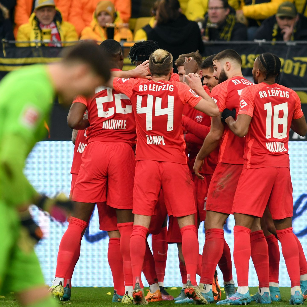 Voller Einsatz im Topspiel: Leipzigs Johan Bakayoko (l) will den Ball gegen BVB-Spieler Marcel Sabitzer behaupten. - Foto: Bernd Thissen/dpa