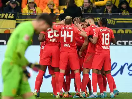 Leipzig-Coach Marco Rose kassiert mit seinem Team die erste Saison-Niederlage - Foto: Bernd Thissen/dpa