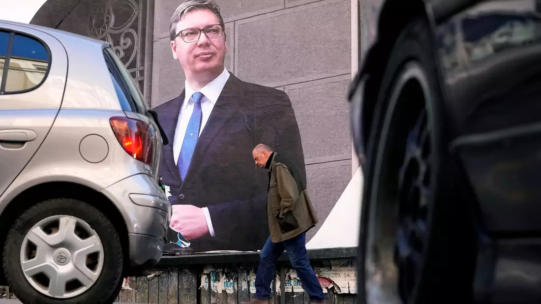 Der serbische Präsident Aleksandar Vucic (Archivbild). Die USA haben ein «beispielloses» Aufgebot von serbischer Artillerie und Panzern an der Grenze zum Kosovo ausgemacht. - Bild: Darko Vojinovic/AP/dpa