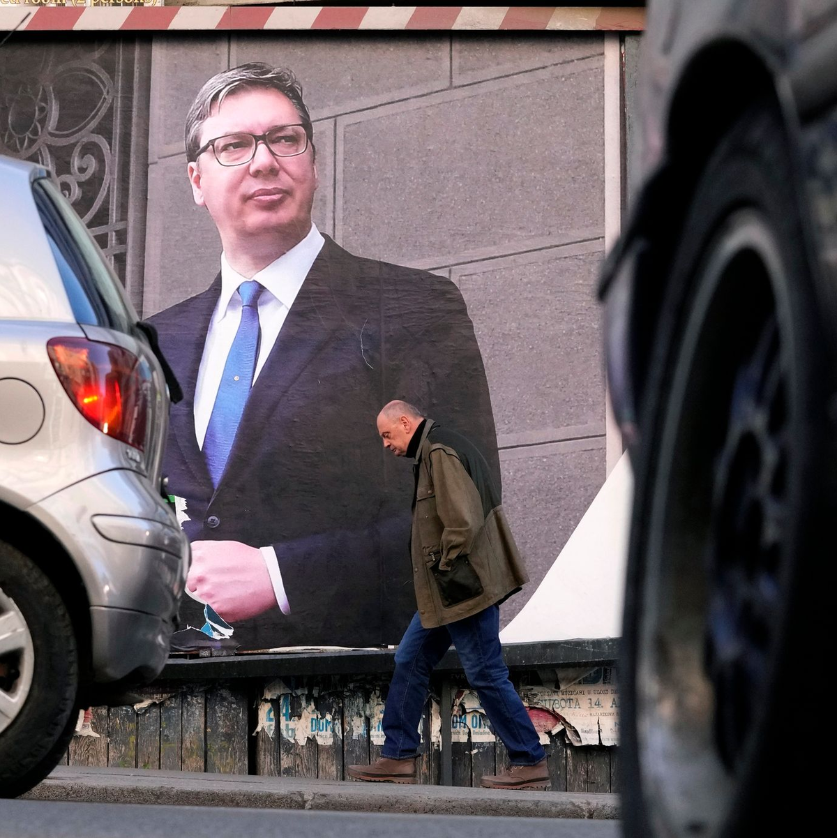 Der serbische Präsident Aleksandar Vucic (Archivbild). Die USA haben ein «beispielloses» Aufgebot von serbischer Artillerie und Panzern an der Grenze zum Kosovo ausgemacht. - Foto: Darko Vojinovic/AP/dpa