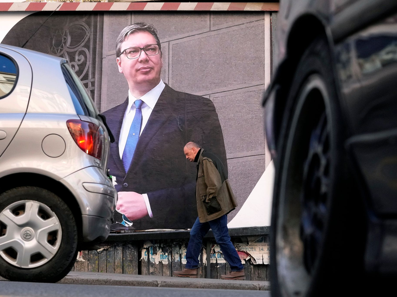 Der serbische Präsident Aleksandar Vucic (Archivbild). Die USA haben ein «beispielloses» Aufgebot von serbischer Artillerie und Panzern an der Grenze zum Kosovo ausgemacht. - Foto: Darko Vojinovic/AP/dpa