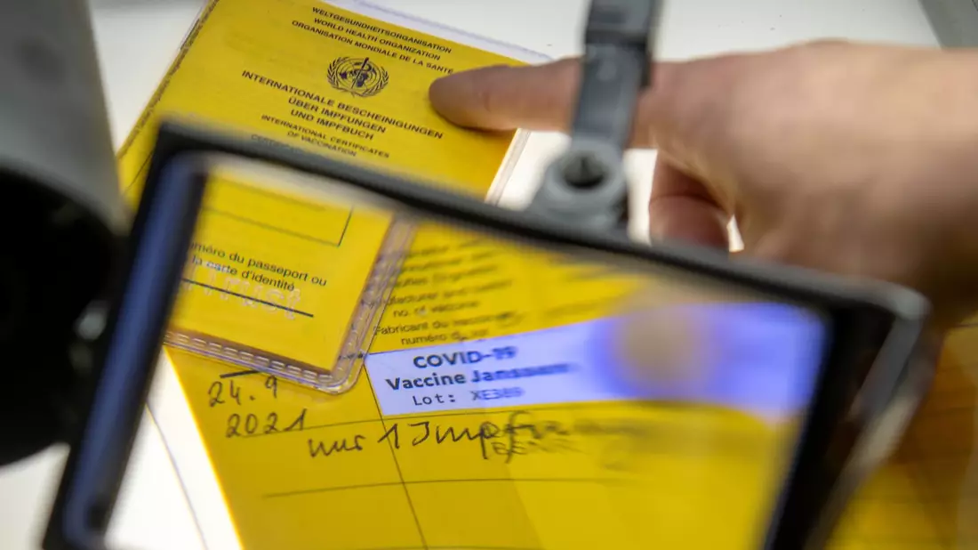 Den gelben Impfpass soll es bald auch digital geben. - Bild: Stefan Puchner/dpa