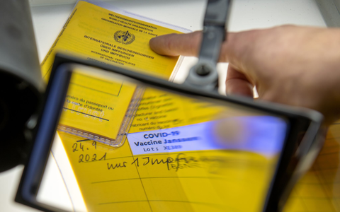 Den gelben Impfpass soll es bald auch digital geben. - Foto: Stefan Puchner/dpa