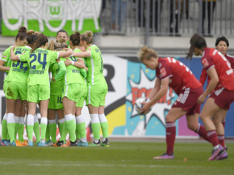 Auftaktsieg in Wolfsburg: Der FC Bayern jubelt. - Foto: Swen Pförtner/dpa