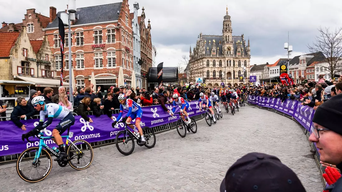 Der Erstplatzierte Mathieu van der Poel (M) aus den Niederlanden feiert auf dem Podium mit dem Zweitplatzierten Luca Mozzato (l) aus Italien und Nils Politt. - Bild: Geert Vanden Wijngaert/AP/dpa