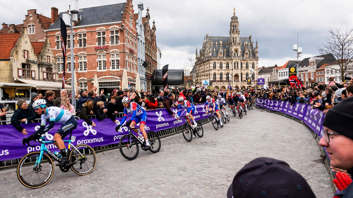 Der Erstplatzierte Mathieu van der Poel (M) aus den Niederlanden feiert auf dem Podium mit dem Zweitplatzierten Luca Mozzato (l) aus Italien und Nils Politt. - Foto: Geert Vanden Wijngaert/AP/dpa