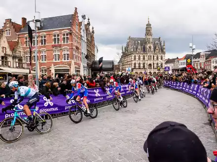 Der Erstplatzierte Mathieu van der Poel (M) aus den Niederlanden feiert auf dem Podium mit dem Zweitplatzierten Luca Mozzato (l) aus Italien und Nils Politt. - Foto: Geert Vanden Wijngaert/AP/dpa