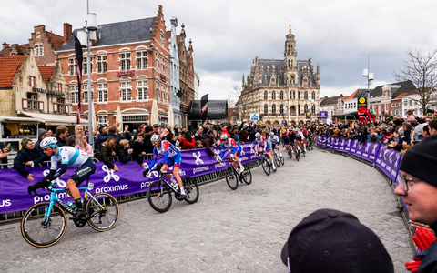 Der Erstplatzierte Mathieu van der Poel (M) aus den Niederlanden feiert auf dem Podium mit dem Zweitplatzierten Luca Mozzato (l) aus Italien und Nils Politt. - Foto: Geert Vanden Wijngaert/AP/dpa