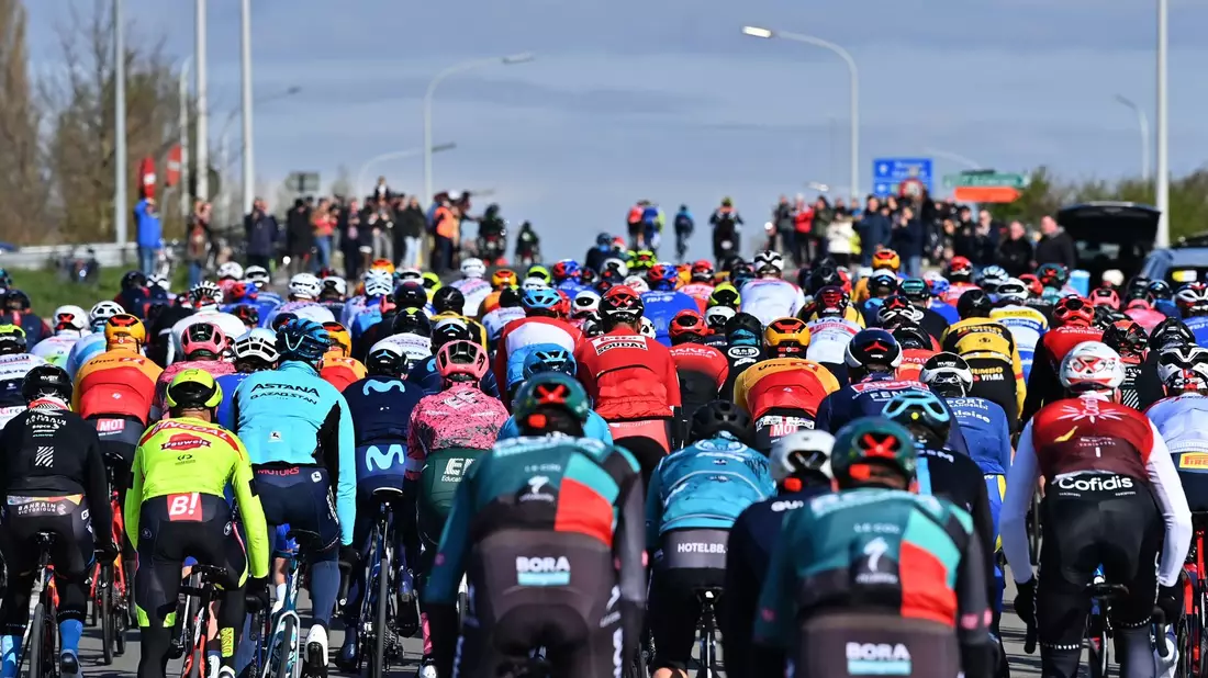 Der Slowene Tadej Pogacar (4.v.r) bei der Flandern-Rundfahrt. - Bild: Dirk Waem/BELGA/dpa