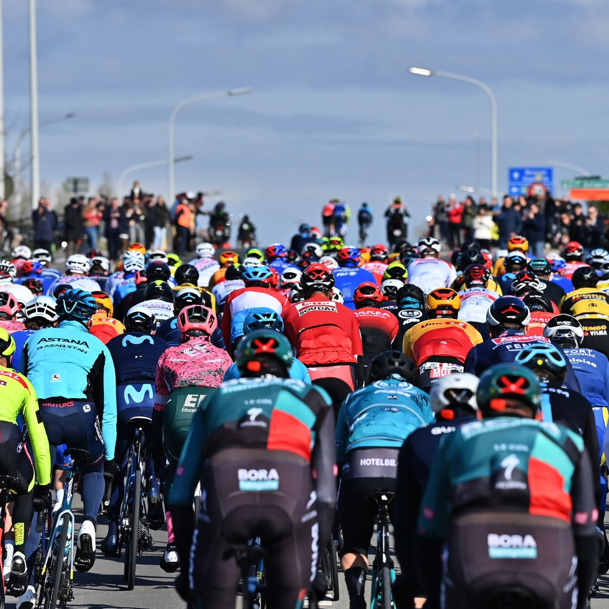 Der Slowene Tadej Pogacar (4.v.r) bei der Flandern-Rundfahrt. - Foto: Dirk Waem/BELGA/dpa