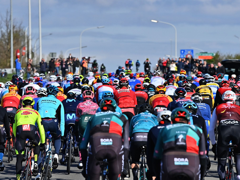 Der Slowene Tadej Pogacar (4.v.r) bei der Flandern-Rundfahrt. - Foto: Dirk Waem/BELGA/dpa