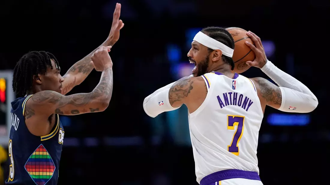 Lakers-Starspieler LeBron James verteidigt gegen Aaron Gordon. - Bild: Mark J. Terrill/AP/dpa