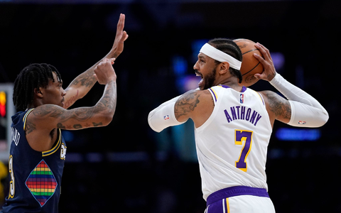 Lakers-Starspieler LeBron James verteidigt gegen Aaron Gordon. - Foto: Mark J. Terrill/AP/dpa