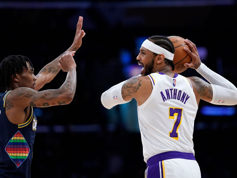 Lakers-Starspieler LeBron James verteidigt gegen Aaron Gordon. - Foto: Mark J. Terrill/AP/dpa