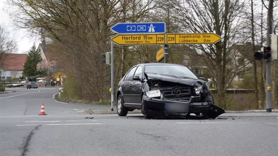POL-HF: Ford landet im Graben- Fahrerin leicht verletzt - Bild: presseportal.de