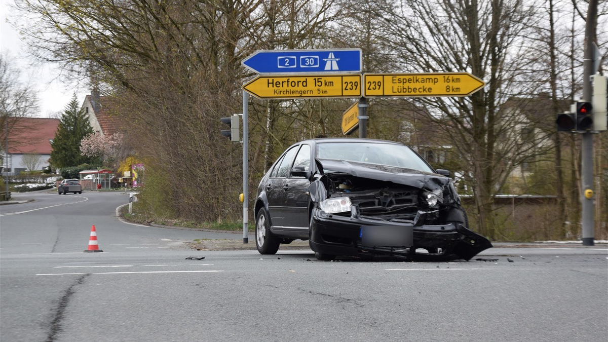 POL-HF: Rollerfahrer prallt in geparkten Pkw - 27-Jähriger schwer verletzt - Foto: presseportal.de