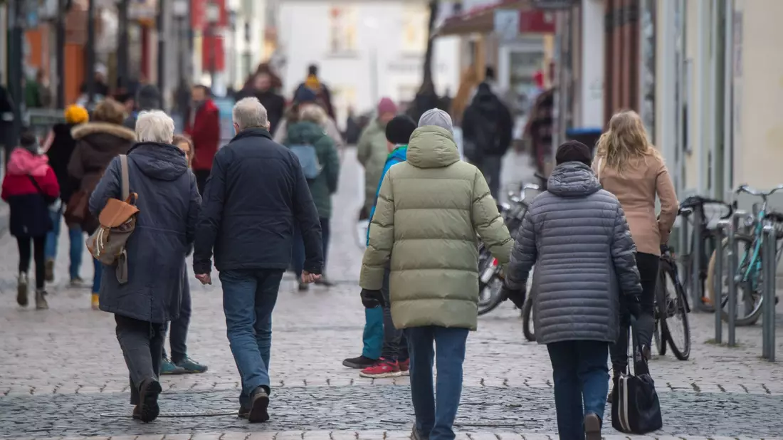 Die Bürgerinnen und Bürger in Deutschland sehen es als Aufgabe der Bundesregierung, sich noch stärker für eine lebendige und starke Demokratie einzusetzen. - Bild: Stefan Sauer/dpa
