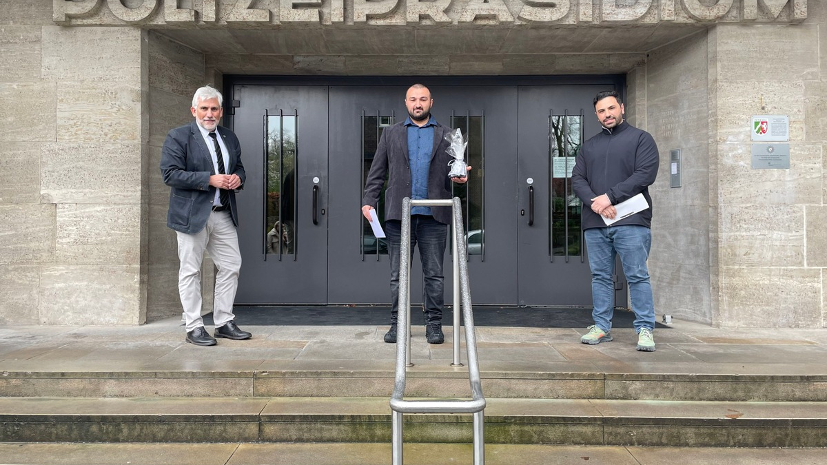 POL-BO: Falschen Polizisten überführt - Polizeipräsident Jörg Lukat ehrt Wittenerin (67) für ihr beherztes Eingreifen - Foto: presseportal.de