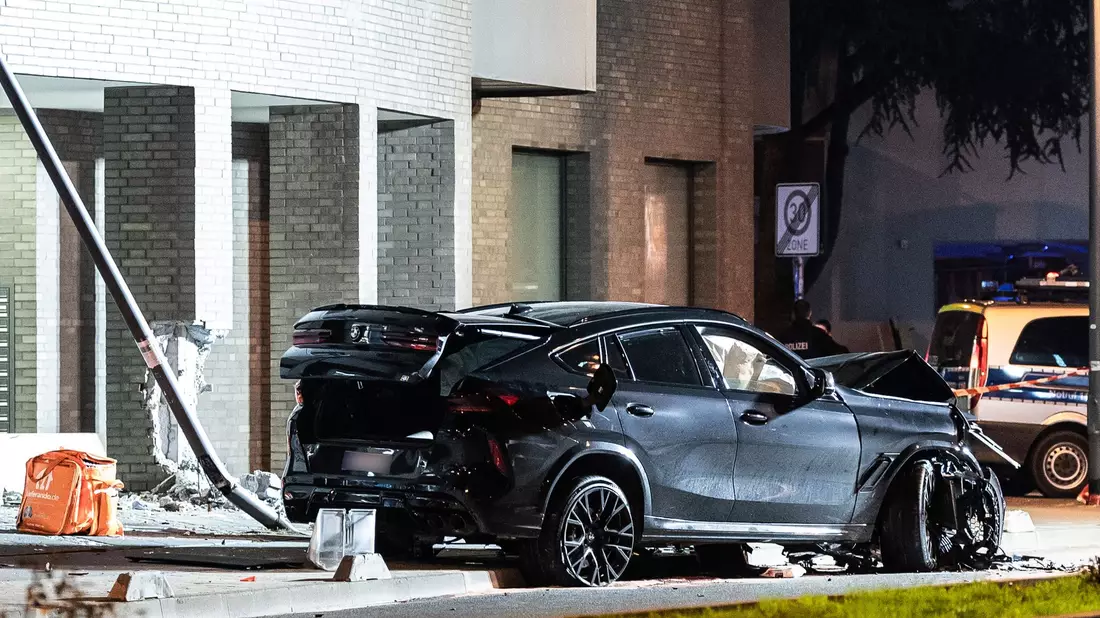 Trotz spektakulärer Fälle zeigt die Unfallstatistik für SUV keine Auffälligkeiten. (Archivbild) - Bild: Silas Stein/dpa