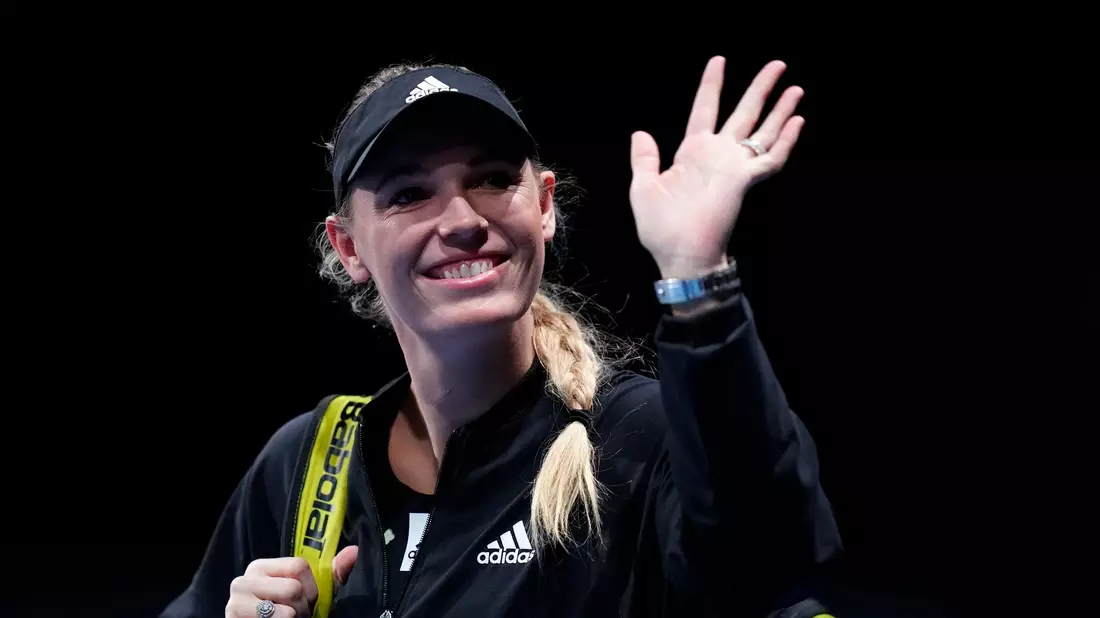 Caroline Wozniacki winkt den Fans vor ihrem Abschiedsspiel. Sie hat nun ihr Comeback angekündigt. - Bild: Liselotte Sabroe/Ritzau Scanpix Foto/AP/dpa