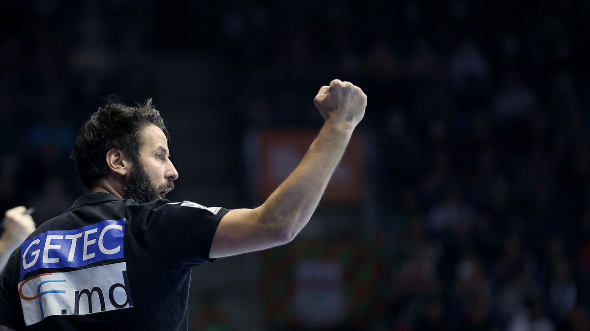 Magdeburgs Trainer Bennet Wiegert und der SCM empfangen im Topspiel die Füchse Berlin. - Foto: Ronny Hartmann/dpa
