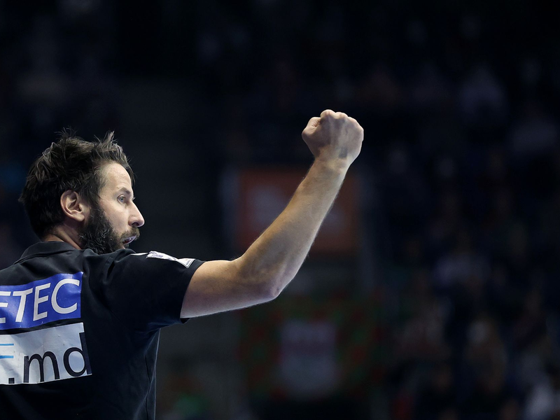 Magdeburgs Trainer Bennet Wiegert und der SCM empfangen im Topspiel die Füchse Berlin. - Foto: Ronny Hartmann/dpa
