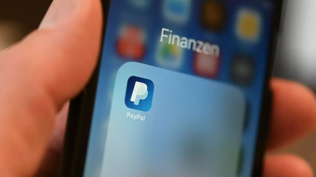 Um Paypals virtuelle Geldbörse nutzen zu können, müssen die Nutzer die neuste Version der Paypal-App auf ihrem Telefon installiert haben. - Bild: Felix Kästle/dpa