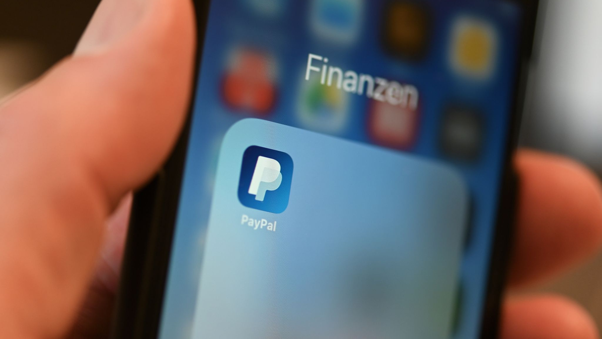 Um Paypals virtuelle Geldbörse nutzen zu können, müssen die Nutzer die neuste Version der Paypal-App auf ihrem Telefon installiert haben. - Foto: Felix Kästle/dpa