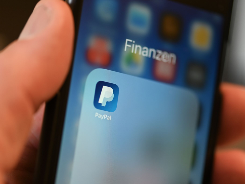 Um Paypals virtuelle Geldbörse nutzen zu können, müssen die Nutzer die neuste Version der Paypal-App auf ihrem Telefon installiert haben. - Foto: Felix Kästle/dpa