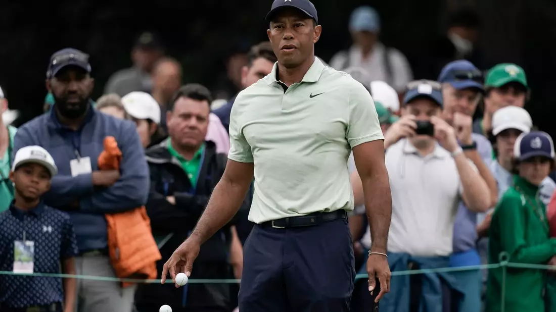 Schreibt erneut Golf-Geschichte: Tiger Woods. - Bild: Charlie Riedel/AP/dpa