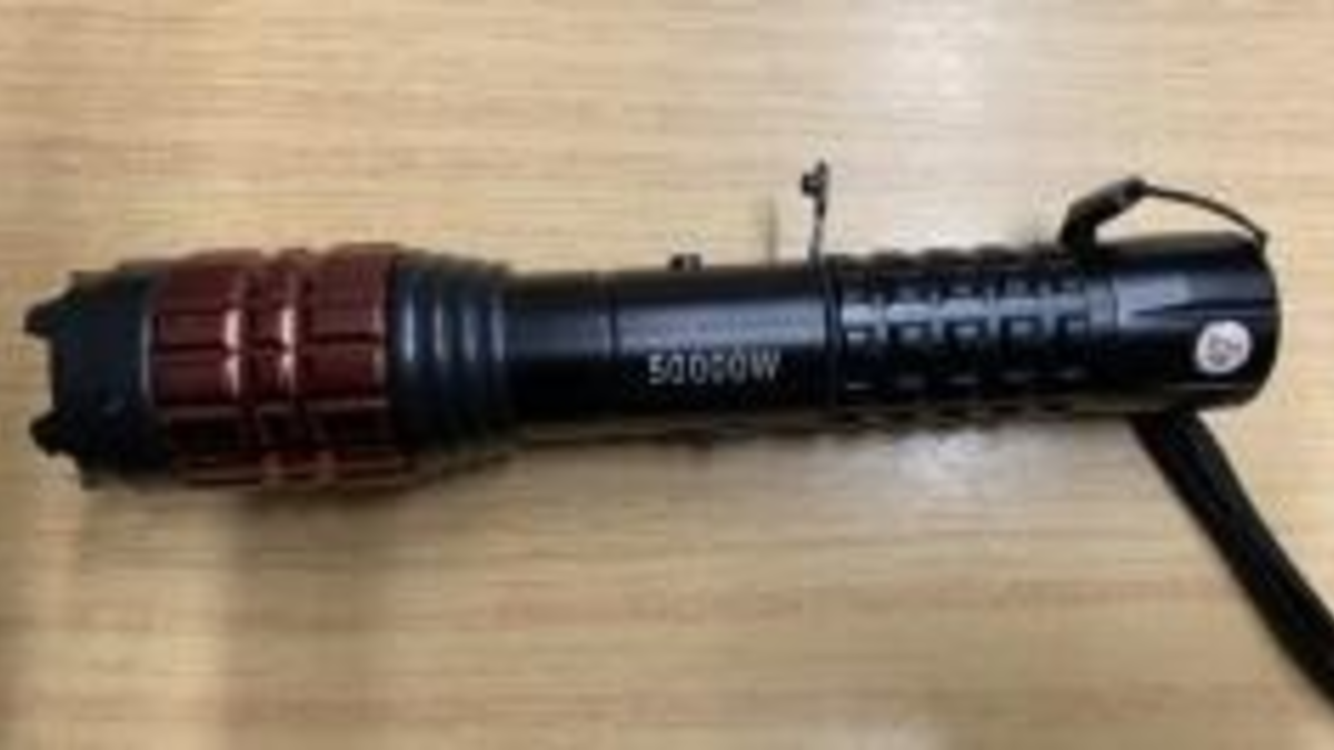 BPOL NRW: Verbotener Elektroschocker im Gepäck entdeckt - Bundespolizei stellt Waffe sicher - Foto: presseportal.de