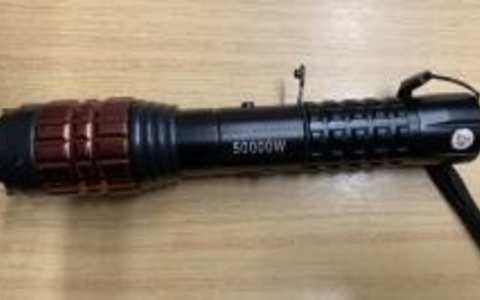 BPOL NRW: Verbotener Elektroschocker im Gepäck entdeckt - Bundespolizei stellt Waffe sicher - Foto: presseportal.de