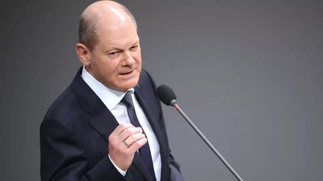 «Deutschland hat einen Staatsmann verloren. Europa hat eine Säule verloren. Frankreich hat einen Freund verloren», sagt Emmanuel Macron. - Bild: Kay Nietfeld/dpa