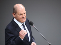 Friedrich Merz (r), Unions-Kanzlerkandidat und CDU-Bundesvorsitzender, spricht im Bundestag in der Generaldebatte «zur Situation in Deutschland» neben Bundeskanzler Olaf Scholz (SPD). - Foto: Kay Nietfeld/dpa