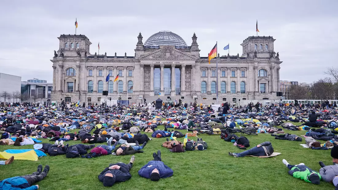 Mitglieder der iranischen Exil-Community demonstrieren vor dem Reichstag gegen die verhängten Todesurteile (Archivbild). - Bild: Annette Riedl/dpa